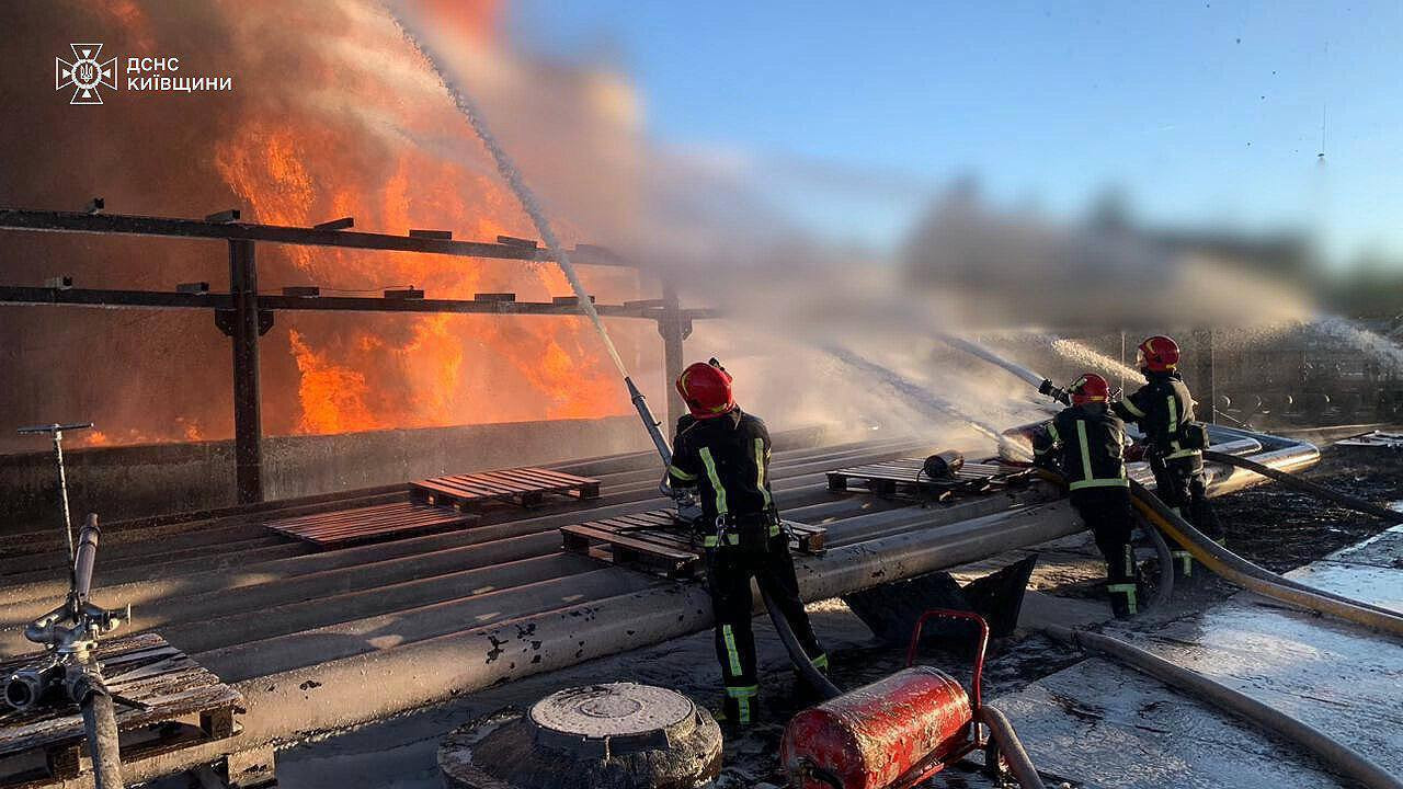 Палає вже більше доби: на Київщині досі гасять пожежу, яка розпочалась вчора через падіння уламків ворожих ракет (ВІДЕО) - 1 - зображення